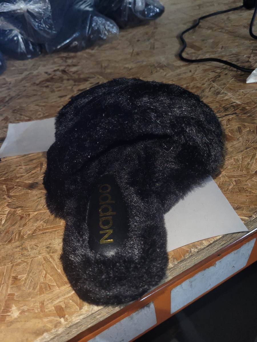Chinelo peludo feminino